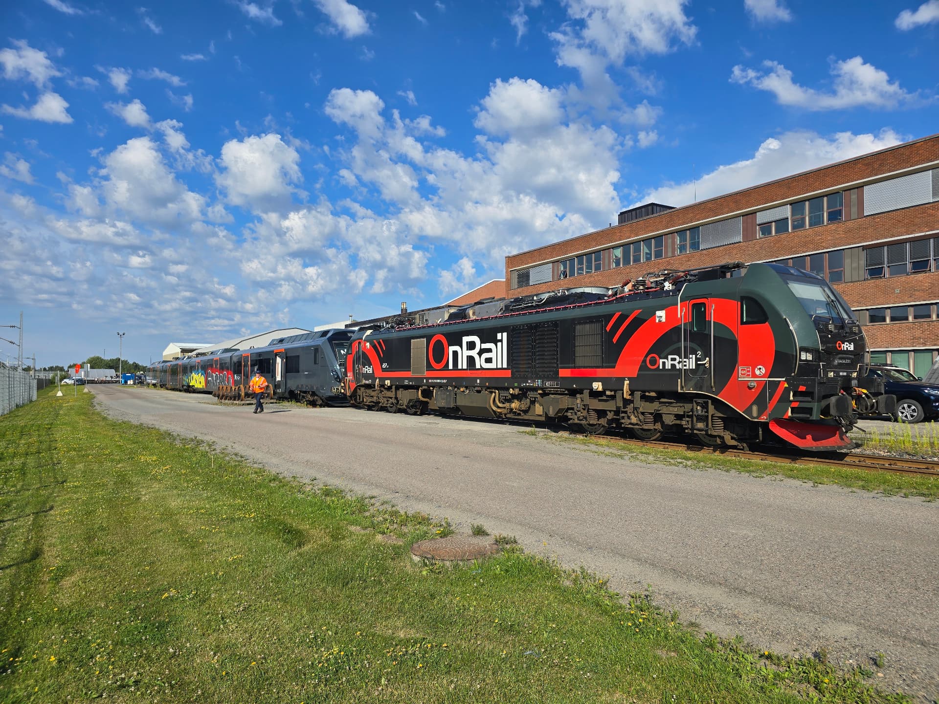 OnRail-lokomotiv med vognsett på Loenga i Oslo en sommerdag